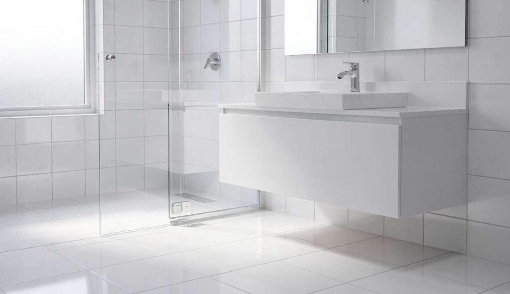 Białe fugi w łazience bez szorowania: wystarczy pasta z jednego składnika z kuchni