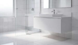 Białe fugi w łazience bez szorowania: wystarczy pasta z jednego składnika z kuchni