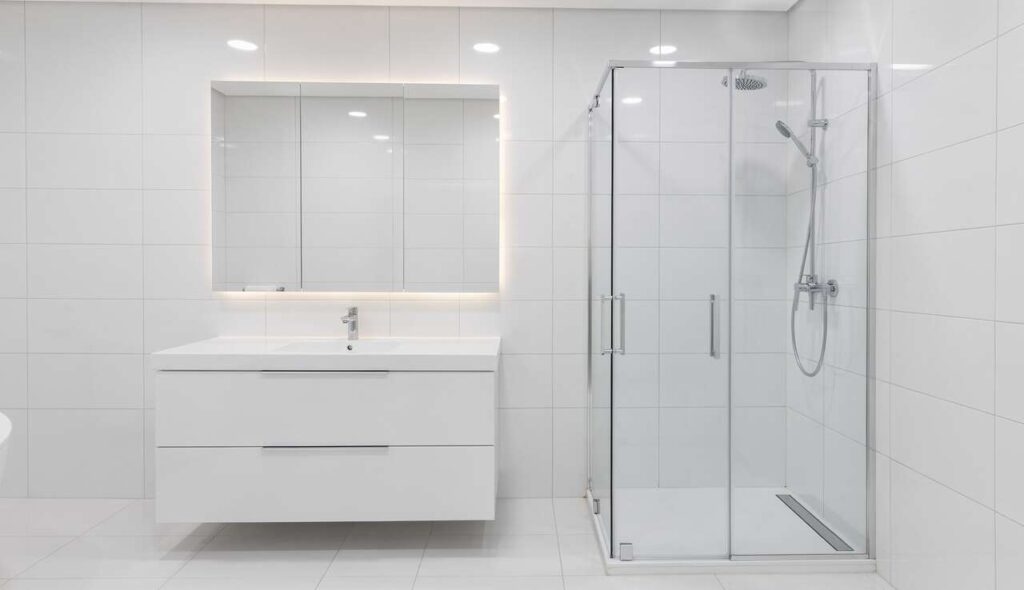 Ten domowy trik sprawi, że fugi wyglądają jak nowe – bez remontu łazienki