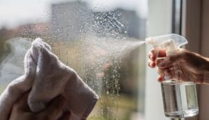 Zamiast płynu do szyb: tanie domowe rozwiązanie, które działa lepiej