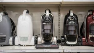 Biedronka oferuje odkurzacz pionowy za 149 złotych, porównujemy go z Dyson