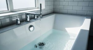 Ani soda, ani ocet. Hydraulik zdradza najskuteczniejszy sposób na zapchany odpływ w wannie